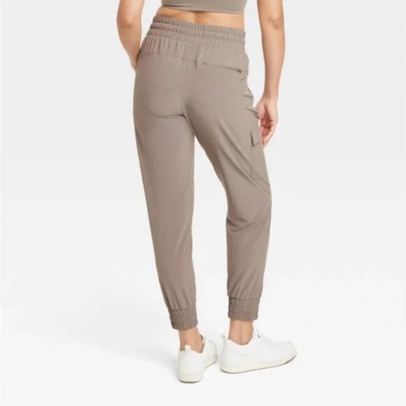 ✨ NWT All in Motion Mid-Rise Cargo Joggers – XS – Beige ✨ - Picture 4 of 7